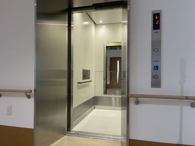 広々としたエレベーター