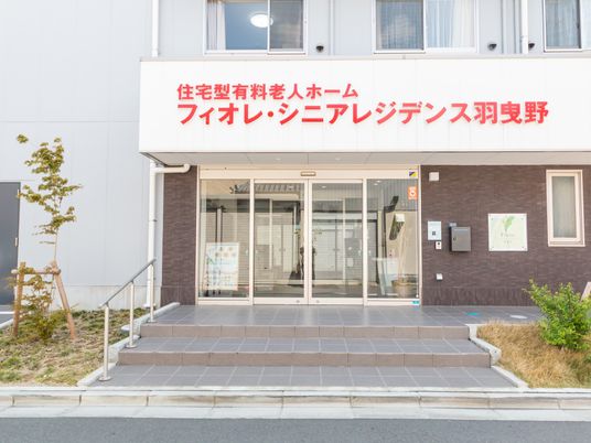 赤と白の建物の入口