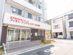 入り口付近の建物外観