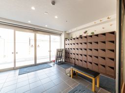 光が差し込む玄関