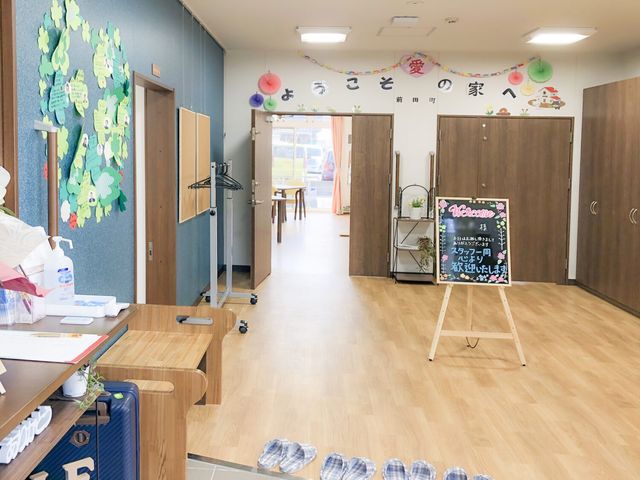 廊下に飾りと掲示物 エントランス 掲示物が飾られた廊下は、明るく開放的な雰囲気を醸し出しており、利用者とのコミュニケーションを大切にした作りになっています。
