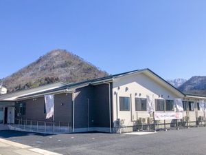 山を背にした施設外観