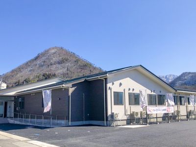 山を背にした施設外観