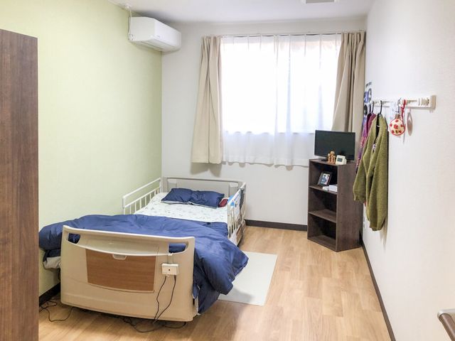 明るい居室の様子 居室 広々として清潔な個室で、個々のプライバシーがしっかりと保たれています。身の回りのものを整え、落ち着いた生活が送れる空間です。