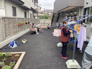庭で過ごす人々