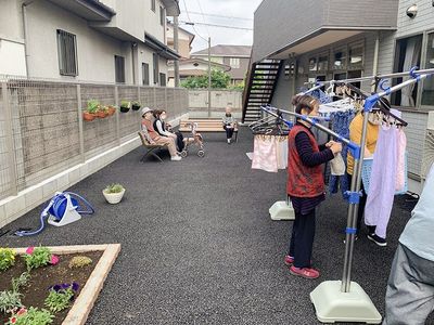 庭で過ごす人々