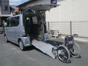 車いす対応の送迎車  