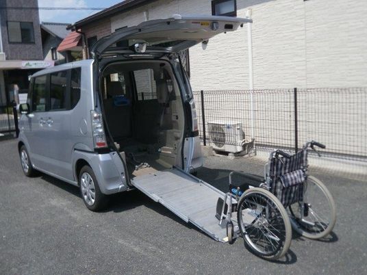 車いす対応の送迎車  