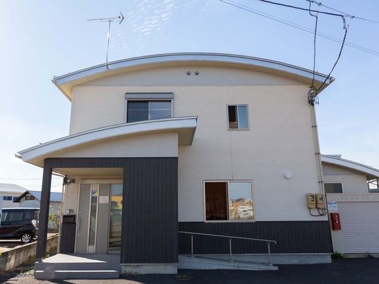 明るい外観の建物  