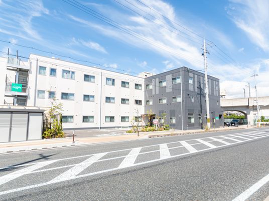 広々とした外観の建物