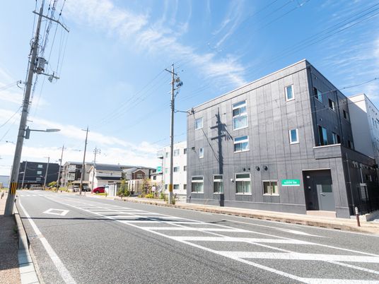 グレーの建物の外観