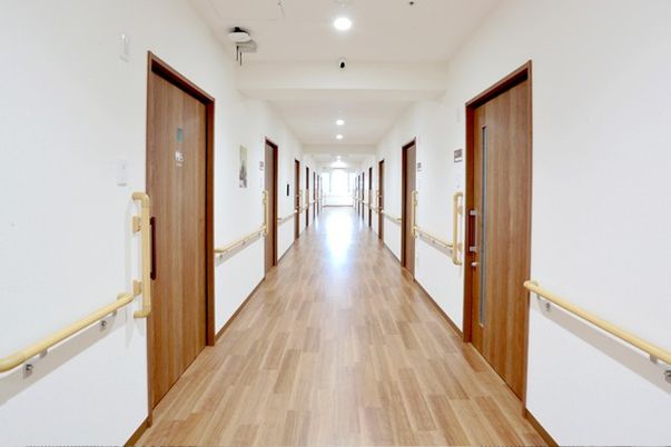 明るく清潔な通路