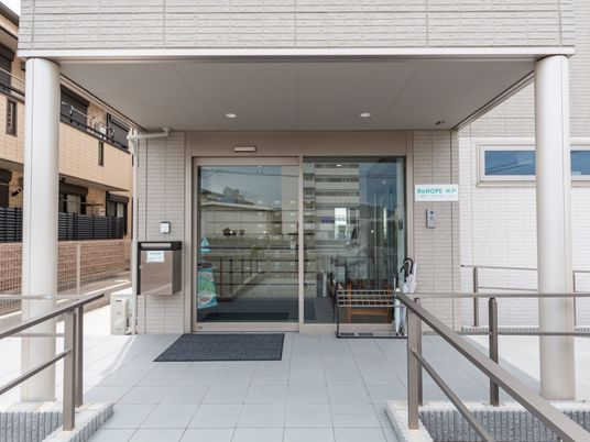 笑顔の高齢者と介護者