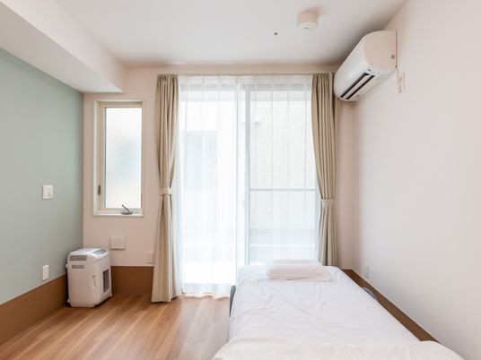 笑顔の家族三人中庭