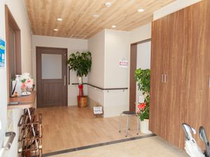 木目調の明るいエントランス