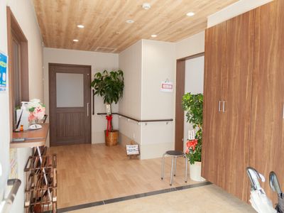 木目調の明るいエントランス