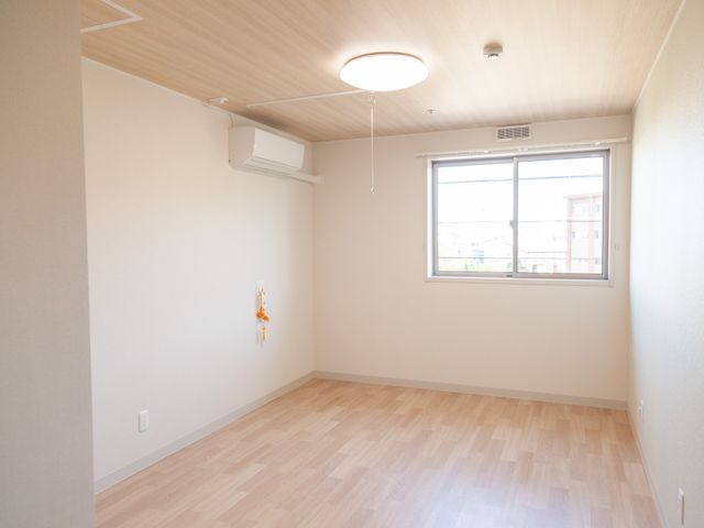 明るい空間の洋室 居室 開放的で日差しが入る居室です。自分だけの落ち着ける空間をカスタマイズできます。