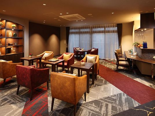 落ち着いた雰囲気のラウンジ