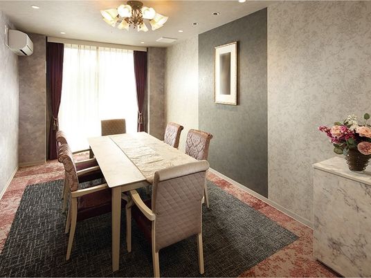 落ち着いた雰囲気の会食室