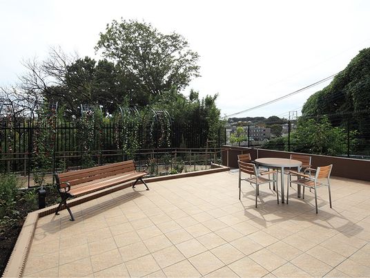 庭のベンチとテーブル