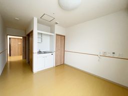明るい居室の一角