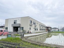 新築そうな外観の建物