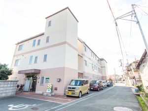 三階建ての建物外観