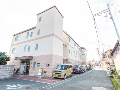 三階建ての建物外観
