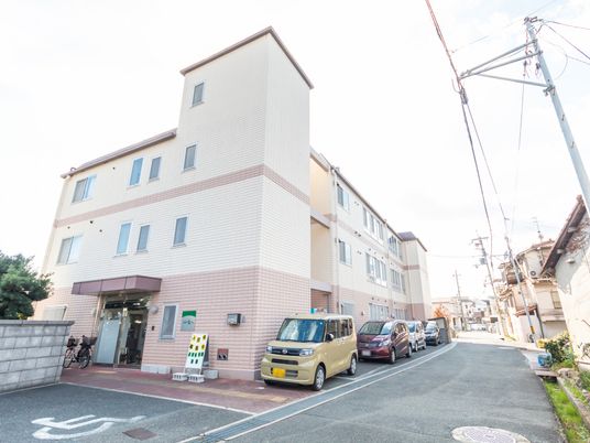 三階建ての建物外観