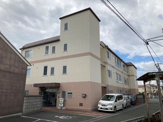 広々とした建物のエントランス
