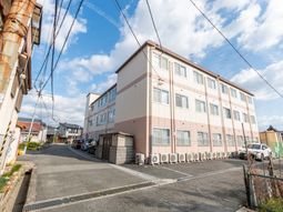 三階建ての建物外観