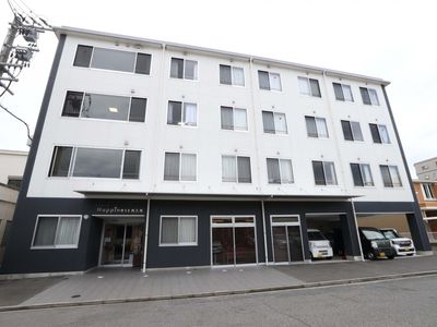 白い建物の外観