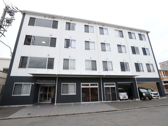 白い建物の外観