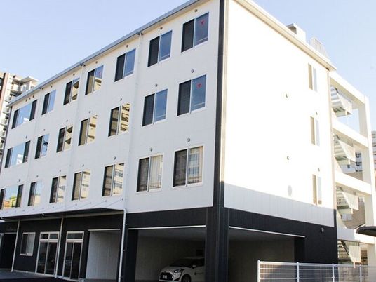 白と黒の建物の外観