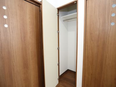 開いた木目のクローゼット