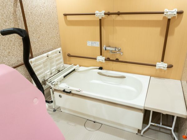 バリアフリー設計の浴室