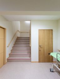 廊下の階段と扉