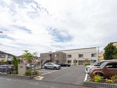 広々とした外観
