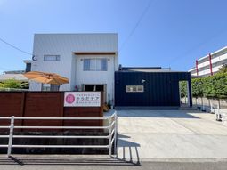 明るい日差しの外観