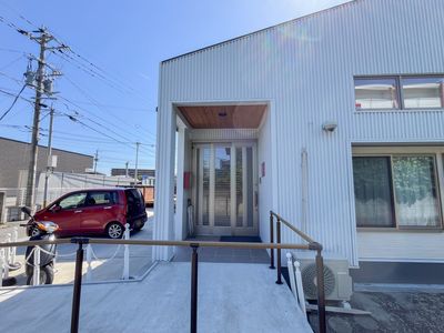 エントランスの清潔感ある外観
