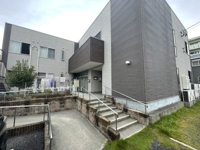 グレーの建物の外観