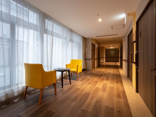 照明のある広い廊下