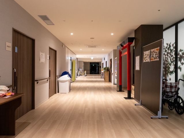 長い廊下 廊下 広々とした長い廊下では、歩行訓練や日常的な移動が楽になっています。どの場所へもアクセスしやすい設計です。
