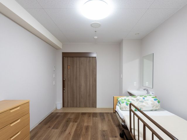 落ち着いた居室 居室 広々とした居室は、落ち着いた雰囲気で快適に過ごせます。