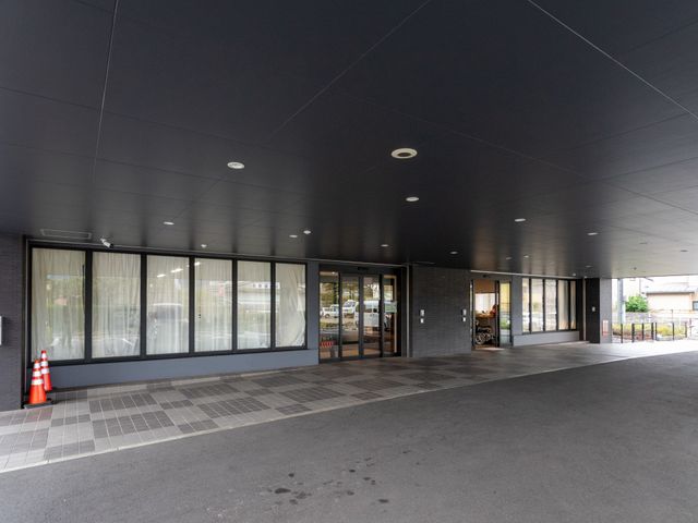 広いエントランス エントランス 屋根付きのエントランスは、大雨の日でも安心して車の乗降ができる設計です。