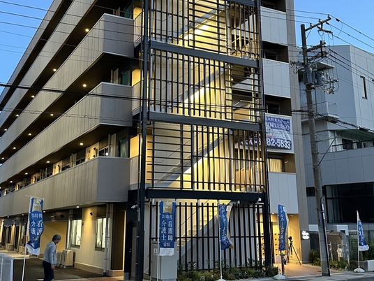 多階層建物の夕暮れ時