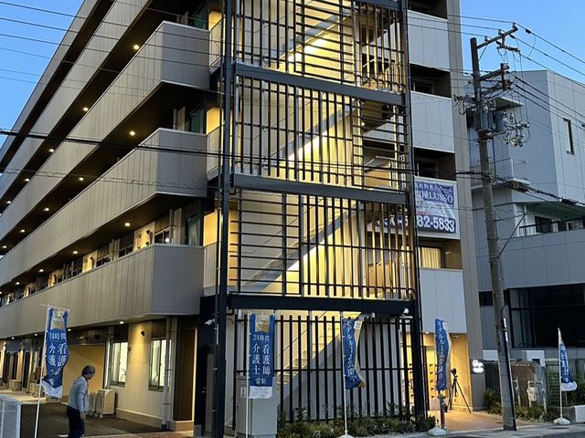 多階層建物の夕暮れ時