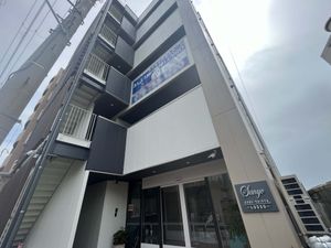 モダンな建物のエントランス