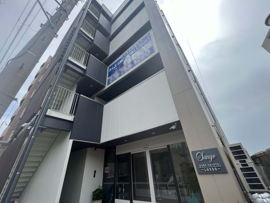 モダンな建物のエントランス