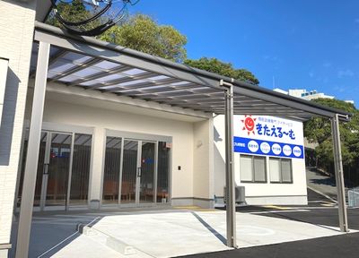明るい外観の建物